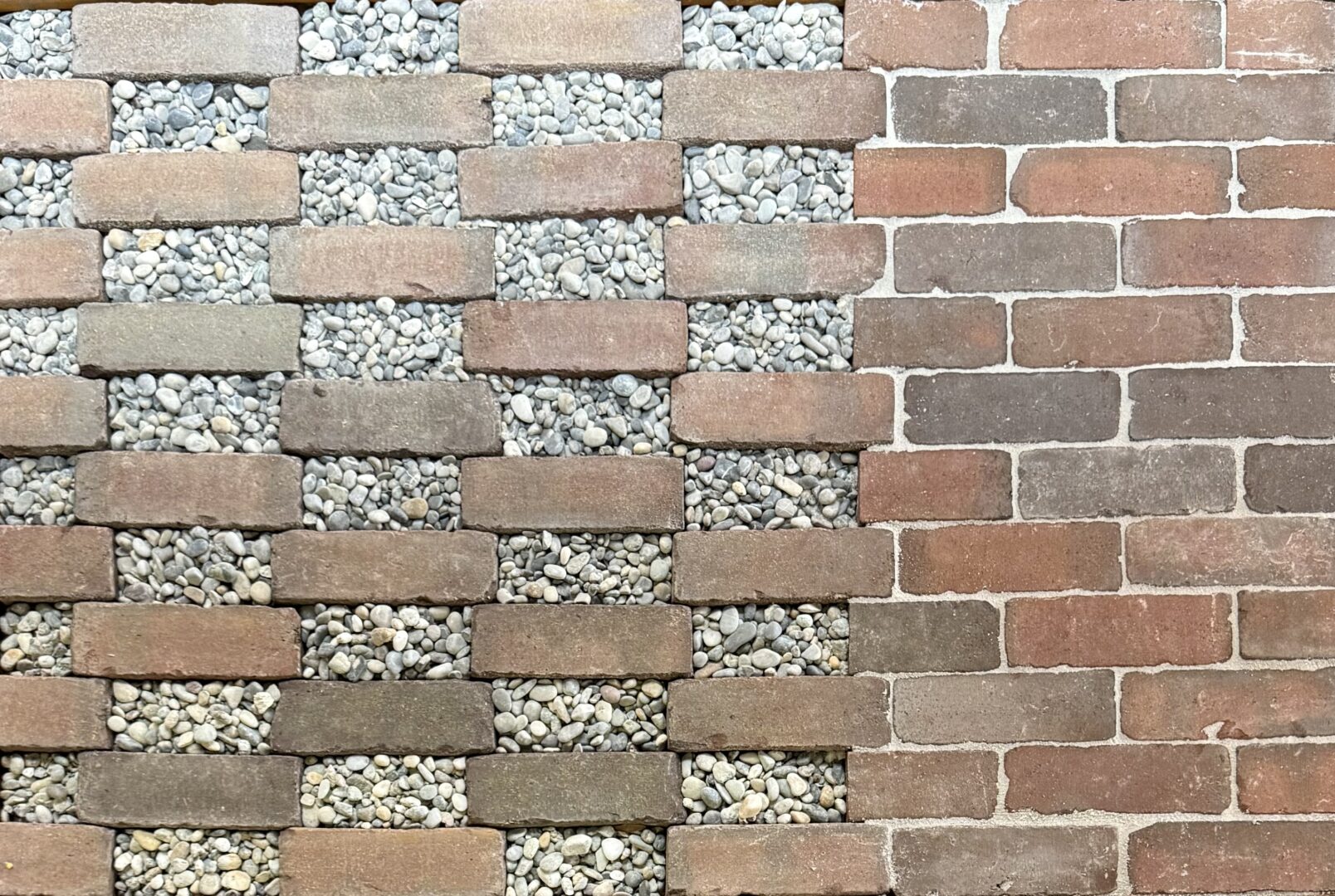 Een voorbeeld van de water passing stone grid gelegd met grind.