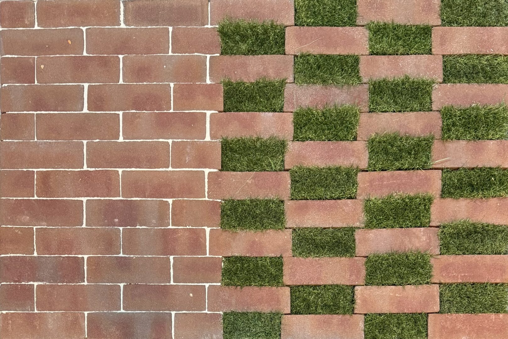 Een voorbeeld van de water passing stone grid gelegd met gras.